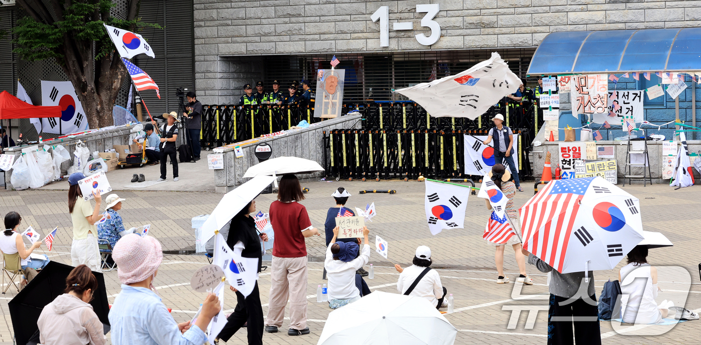 (서울=뉴스1) 이호윤 기자 = 제9회 전국동시지방선거 투표용지 부족 사태를 규탄하는 개표소 봉쇄 시위가 계속된 22일 서울 송파구 올림픽공원 핸드볼경기장 개표소 앞에서 시민들이 …