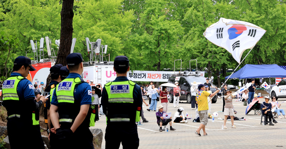 경찰 "잠실 개표소 시위 36건 수사 중"…강제 해산엔 "사회적 합의"(종합)