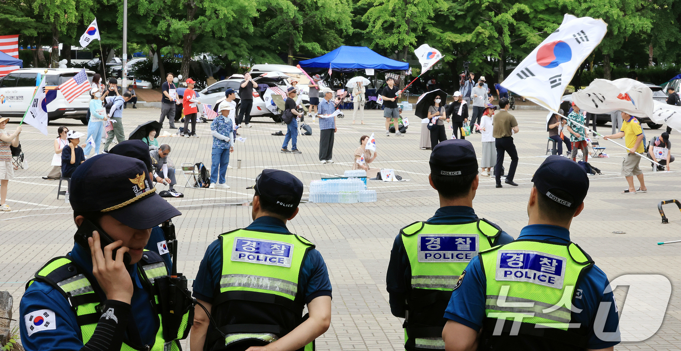 (서울=뉴스1) 이호윤 기자 = 제9회 전국동시지방선거 투표용지 부족 사태를 규탄하는 개표소 봉쇄 시위가 계속된 22일 서울 송파구 올림픽공원 핸드볼경기장 개표소 앞에 경찰들이 배 …
