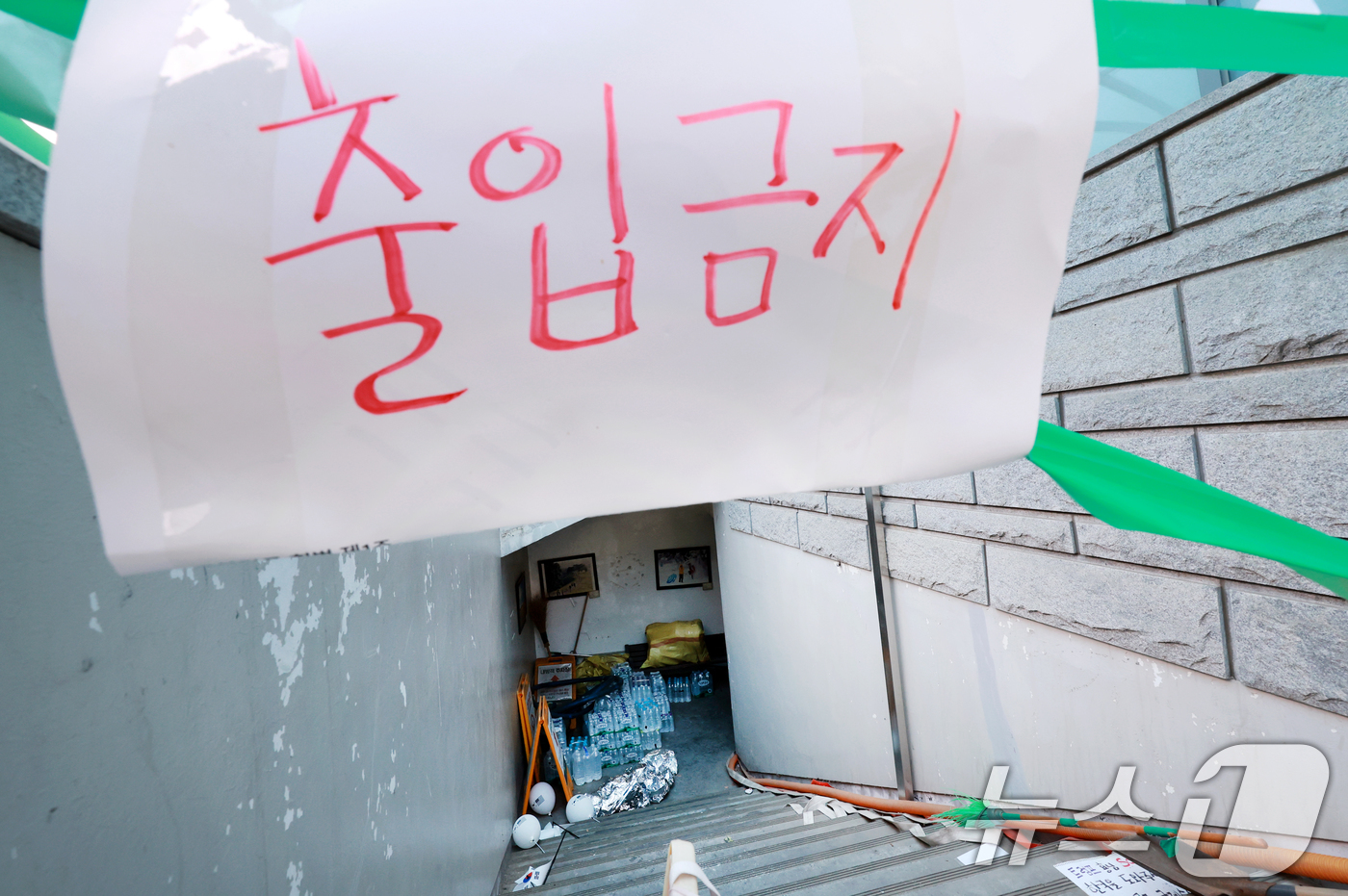 (서울=뉴스1) 이호윤 기자 = 제9회 전국동시지방선거 투표용지 부족 사태를 규탄하는 개표소 봉쇄 시위가 계속된 22일 서울 송파구 올림픽공원 핸드볼경기장 개표소 지하 출입구에 출 …