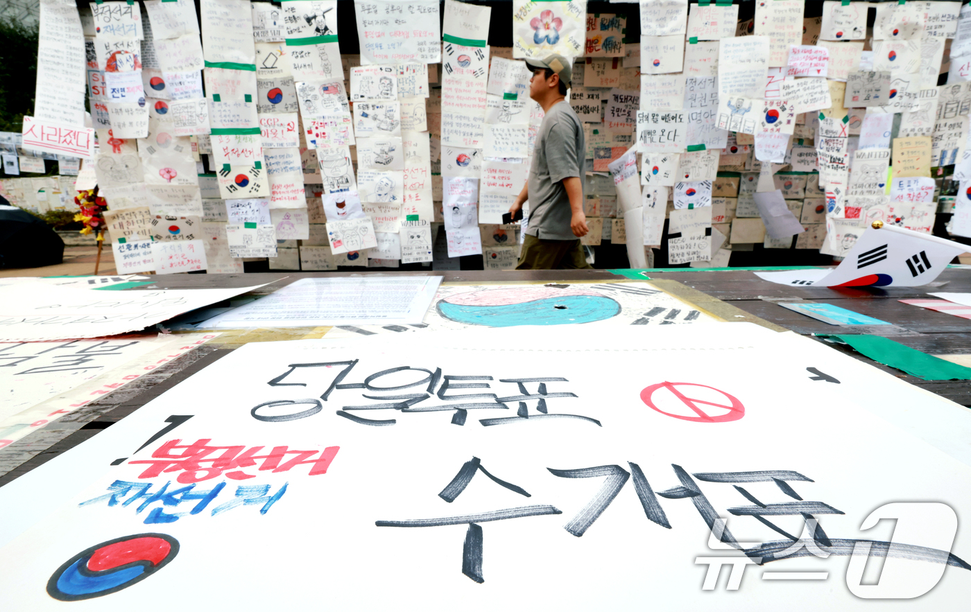 (서울=뉴스1) 이호윤 기자 = 제9회 전국동시지방선거 투표용지 부족 사태를 규탄하는 개표소 봉쇄 시위가 계속된 22일 서울 송파구 올림픽공원 핸드볼경기장 개표소 티켓 부스에 재선 …