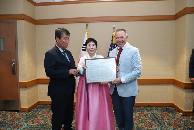 한미동맹친선협회, 롬바르도 美2사단장에 한국 이름 '노창수' 선물