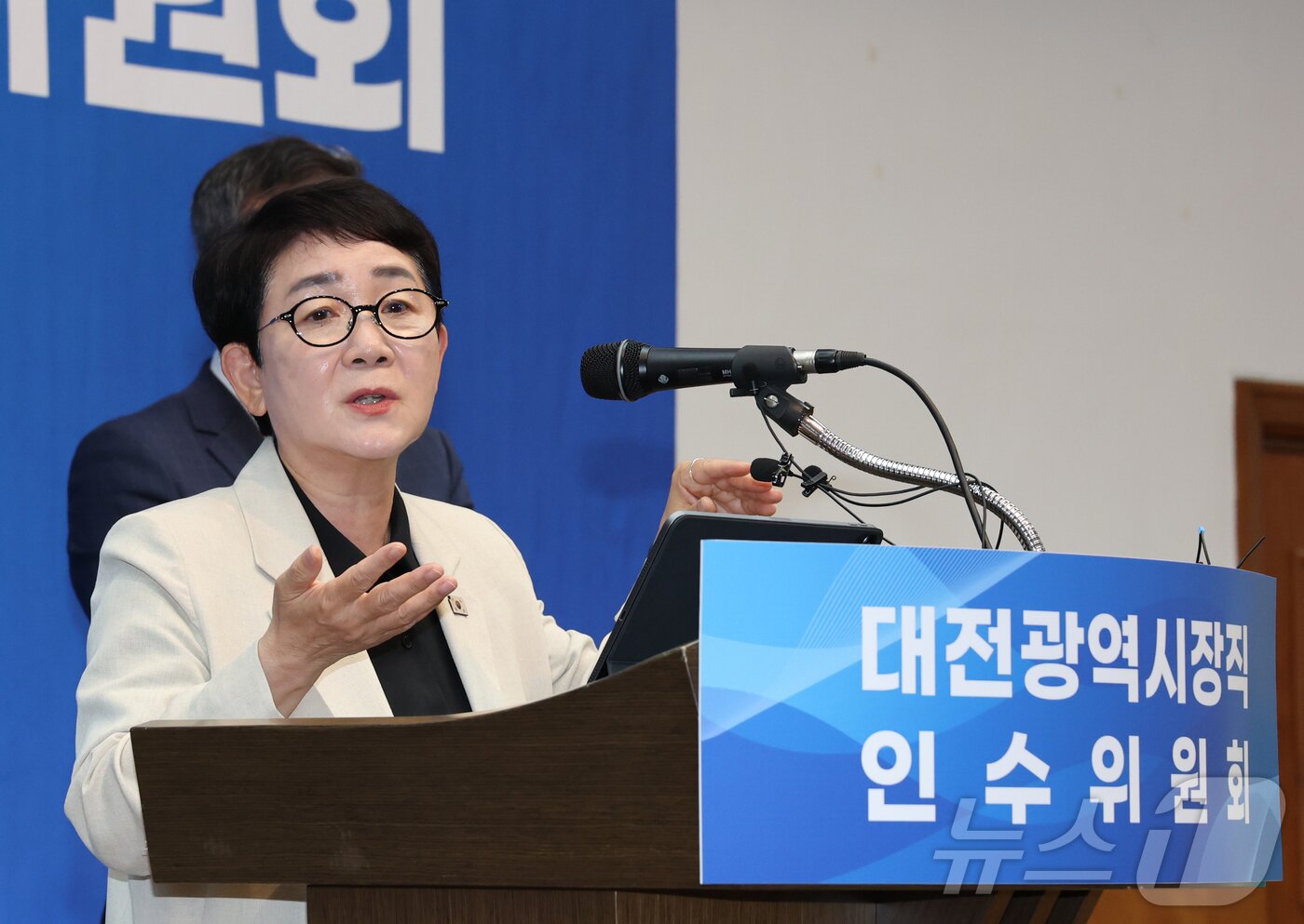 본문 이미지 - 박정현 대전시장직 인수위원장이 22일 옛 충남도청에 마련된 인수위 대회의실에서 민선 8기 시정 업무보고에 대한 기자회견을 열고 있다. ⓒ 뉴스1 김기태 기자