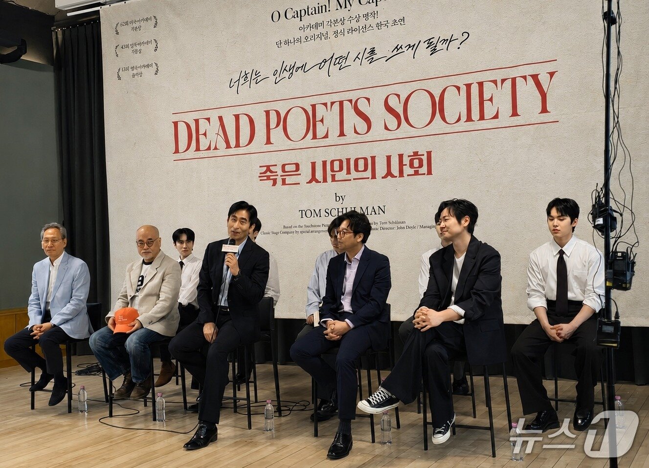 본문 이미지 - 영화 '죽은 시인의 사회'가 연극으로 무대에 오른다. 차인표·오만석·연정훈이 주인공 존 키팅 역을 맡아 7월 18일부터 9월 13일까지 서울 NOL 씨어터 대학로에서 공연한다. 차인표와 연정훈은 이 작품으로 첫 연극 무대에 도전한다.