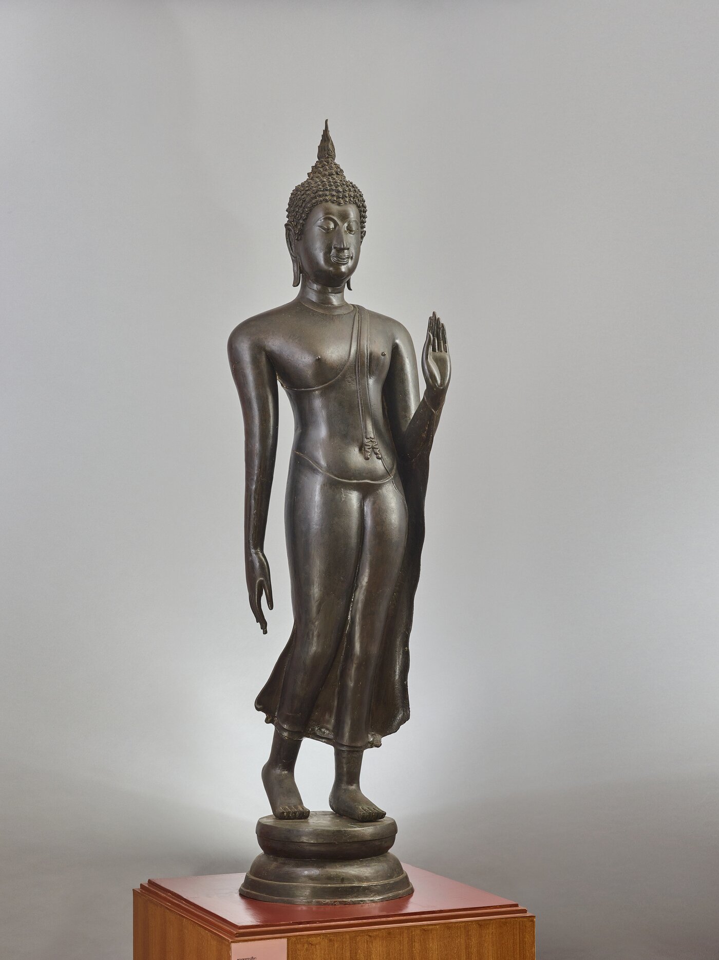 본문 이미지 - '걷는 부처', 수코타이 14세기.Ⓒ Fine Arts Department, Ministry of Culture, the Royal Kingdom of Thailand(국립중앙박물관 제공)