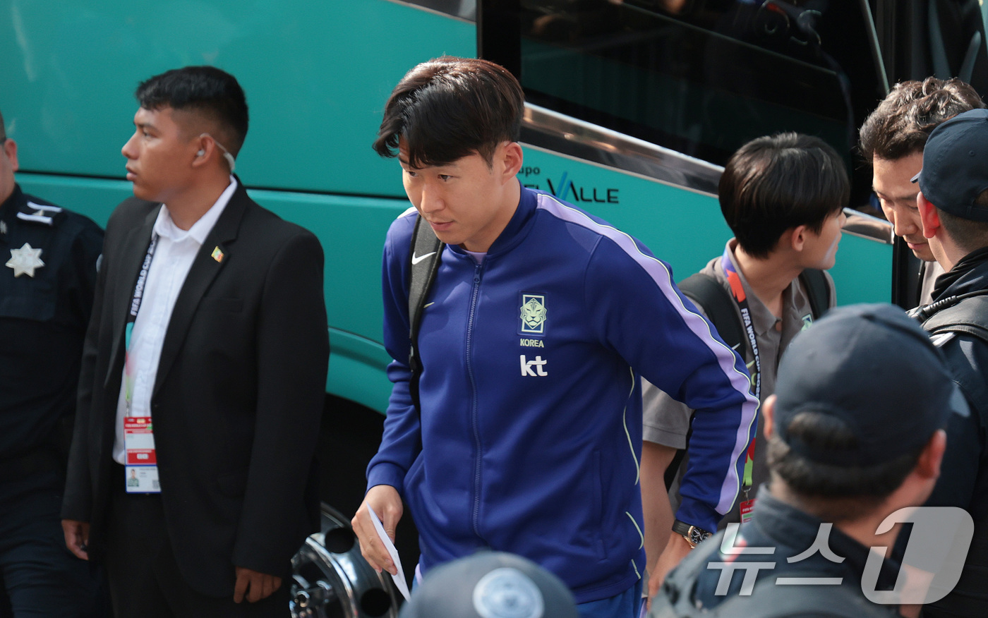 (몬테레이(멕시코)=뉴스1) 박지혜 기자 = 대한민국 축구국가대표팀 손흥민이 21일(현지시간) 멕시코 몬테레이의 대표팀 숙소에 도착하고 있다.한국 축구대표팀은 2026 북중미 월드 …