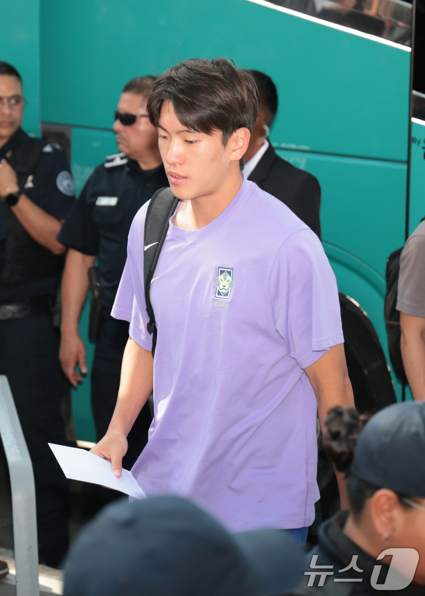 (몬테레이(멕시코)=뉴스1) 박지혜 기자 = 대한민국 축구국가대표팀 조위제가 21일(현지시간) 멕시코 몬테레이의 대표팀 숙소에 도착하고 있다.한국 축구대표팀은 2026 북중미 월드 …