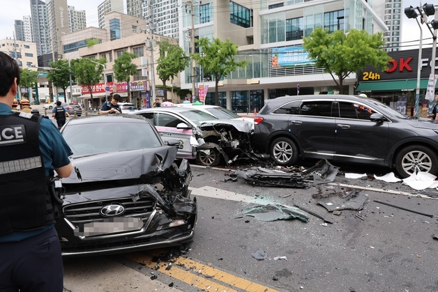 대구 출근길 70대 몰던 택시, 신호대기 차 추돌…10명 경상