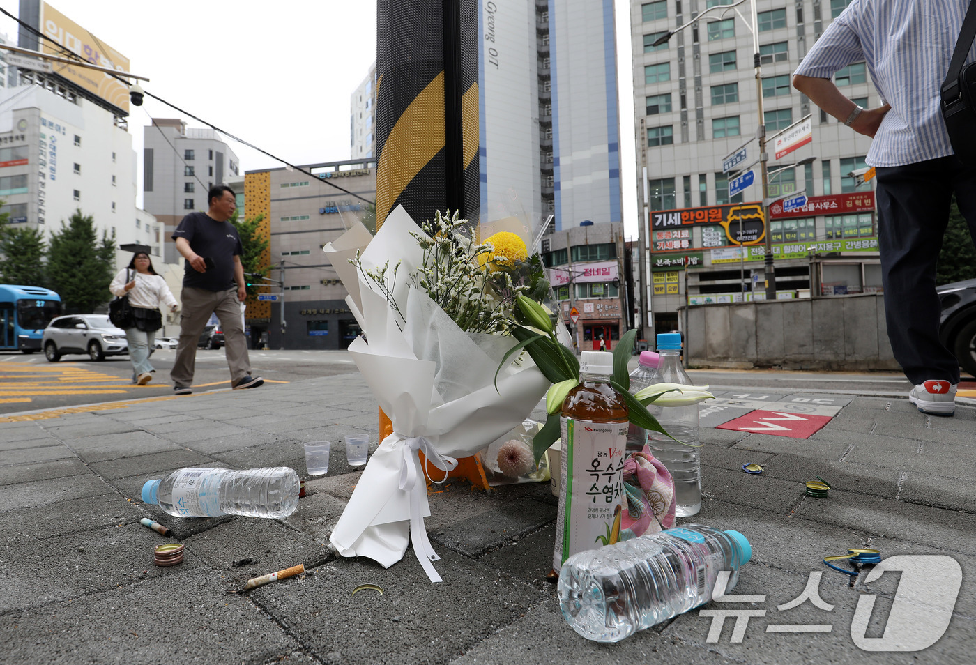(부산=뉴스1) 윤일지 기자 = 부산 남구 대연동의 한 도로에서 70대 남성이 몰던 승용차가 보행로를 덮쳐 행인 2명이 숨지고 운전자 등 3명이 다치는 사고가 발생한 가운데 22일 …