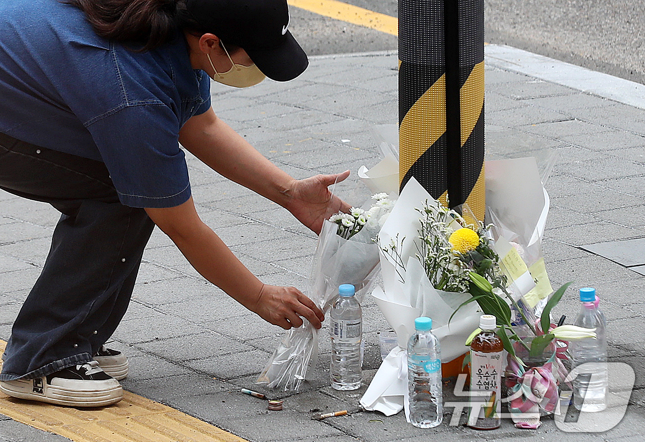 (부산=뉴스1) 윤일지 기자 = 부산 남구 대연동의 한 도로에서 70대 남성이 몰던 승용차가 보행로를 덮쳐 행인 2명이 숨지고 운전자 등 3명이 다치는 사고가 발생한 가운데 22일 …