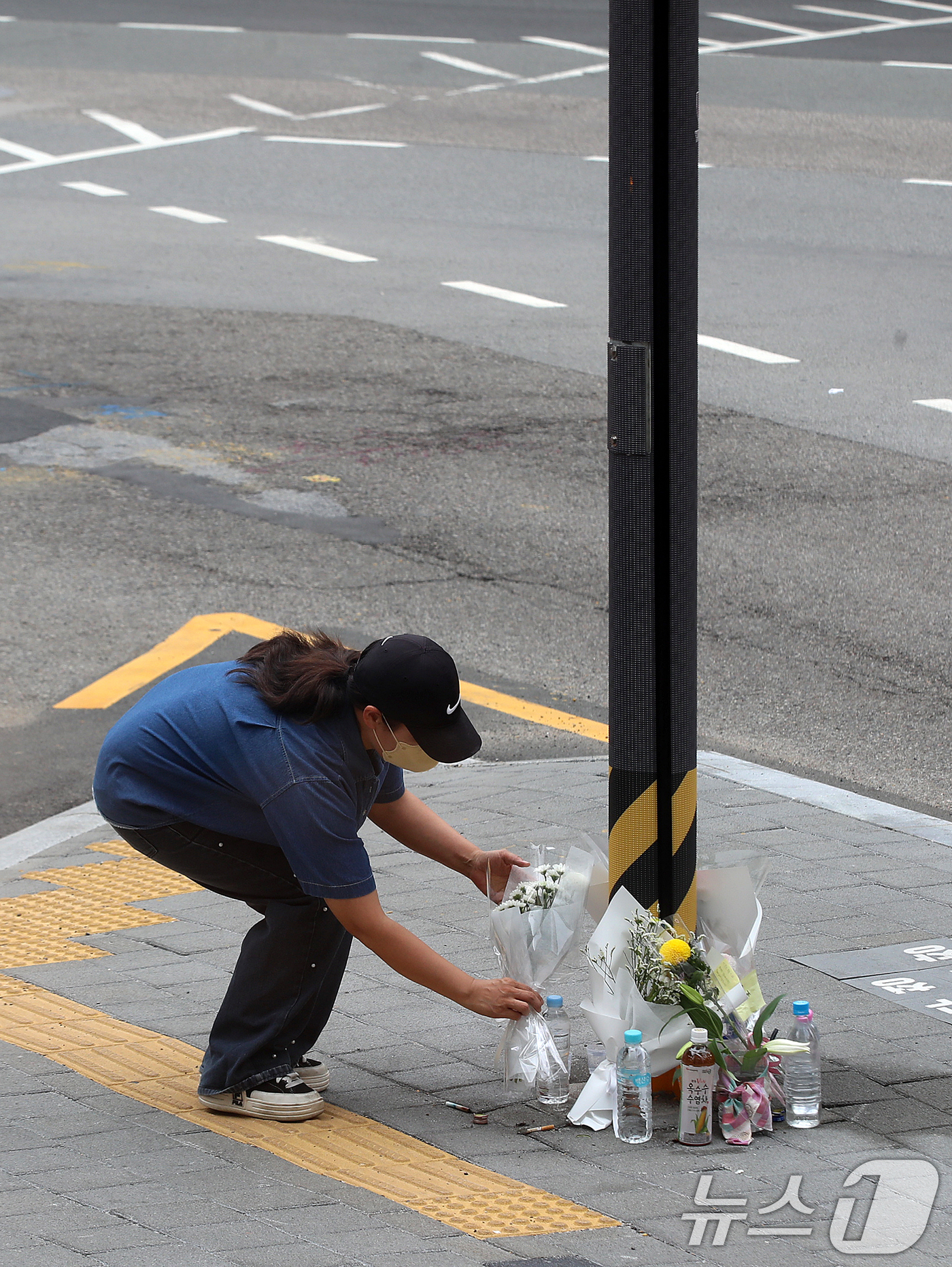 (부산=뉴스1) 윤일지 기자 = 부산 남구 대연동의 한 도로에서 70대 남성이 몰던 승용차가 보행로를 덮쳐 행인 2명이 숨지고 운전자 등 3명이 다치는 사고가 발생한 가운데 22일 …