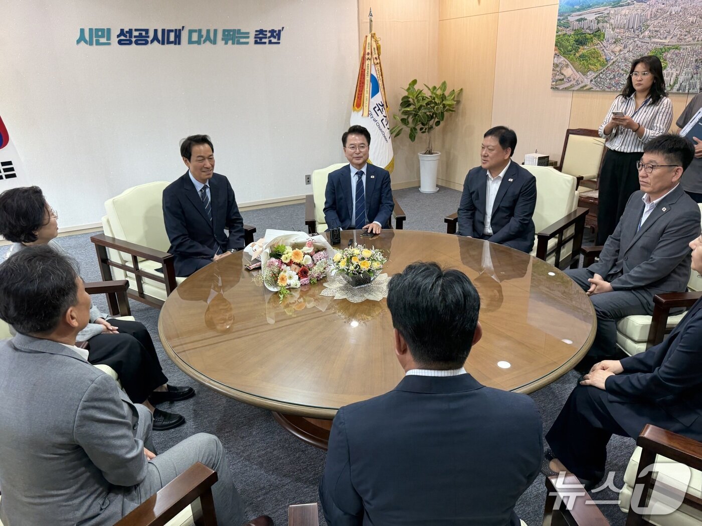본문 이미지 - 우상호 강원특별자치도지사 당선인과 육동한 춘천시장이 22일 오전 춘천시청 3층 접견실에서 시청 국장들과 이야기를 나누고 있다.2026.6.22 한귀섭 기자 