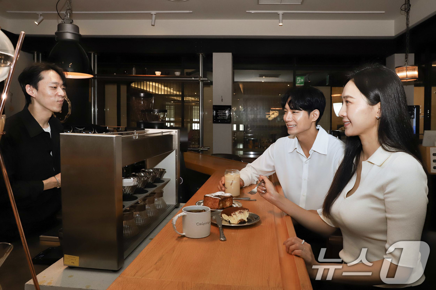 (서울=뉴스1) = 22일 서울 강남구 신세계백화점 강남점에 연 카페 '카테고릭'에서 모델들이 상품을 소개하고 있다.'카테고릭'은 신세계백화점 F&B 바이어가 전문 바리스타와 함께 …