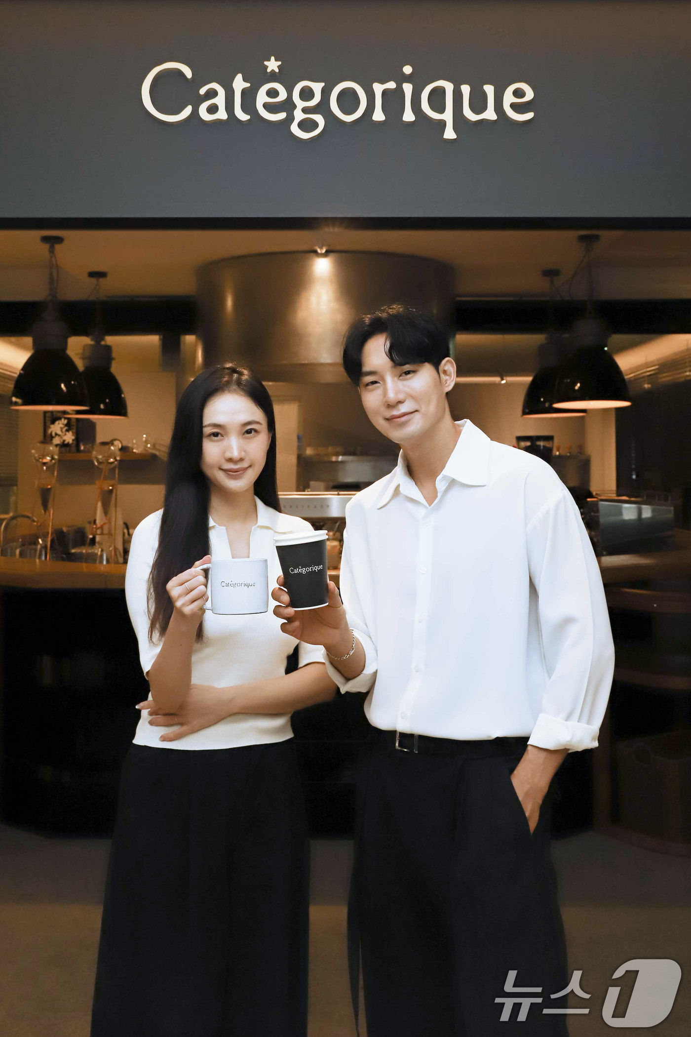 (서울=뉴스1) = 22일 서울 강남구 신세계백화점 강남점에서 모델들이 신규 카페 '카테고릭'을 소개하고 있다.'카테고릭'은 신세계백화점 F&B 바이어가 전문 바리스타와 함께 공동 …