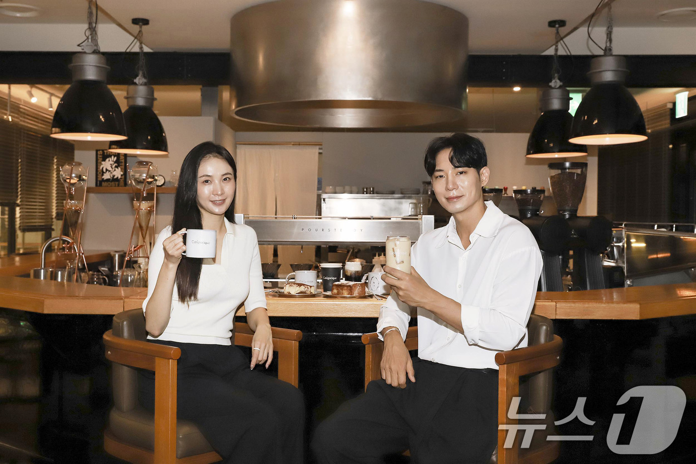 (서울=뉴스1) = 22일 서울 강남구 신세계백화점 강남점에서 모델들이 신규 카페 '카테고릭'을 소개하고 있다.'카테고릭'은 신세계백화점 F&B 바이어가 전문 바리스타와 함께 공동 …