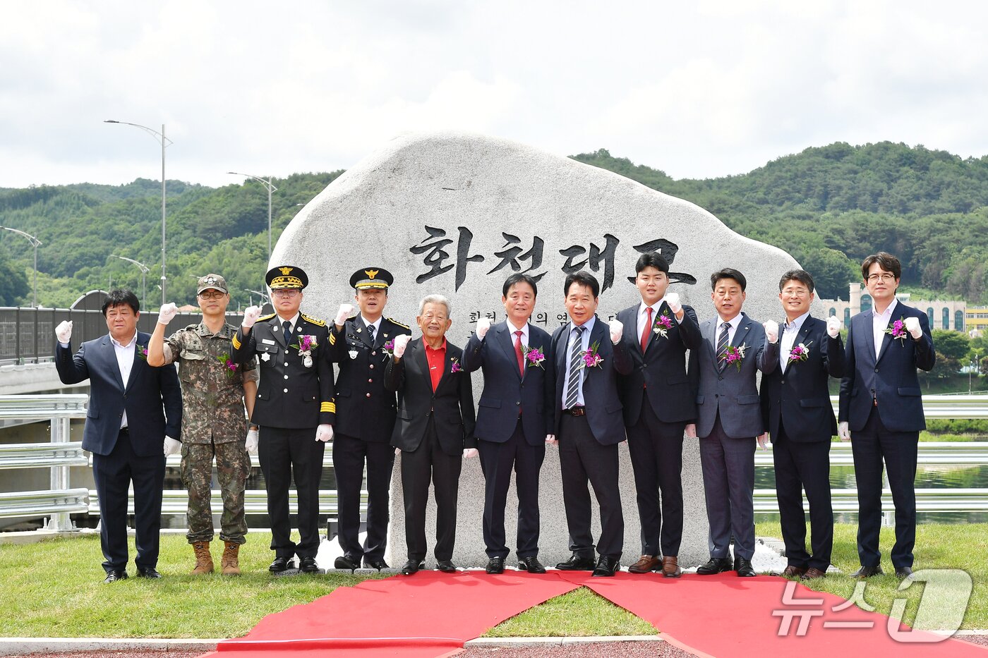 본문 이미지 - 22일 오전 강원 화천체육관 주차장에서 열린 화천대교 준공식이 끝난 뒤 최문순 군수, 지역단체장 등이 기념촬영을 하고 있다.(화천군 제공, 재판매 및 DB금지)