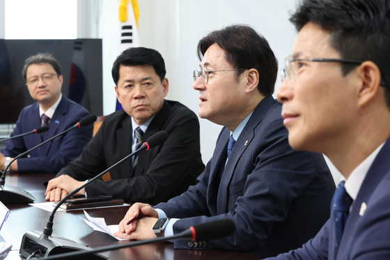 인사말하는 홍익표 정무수석