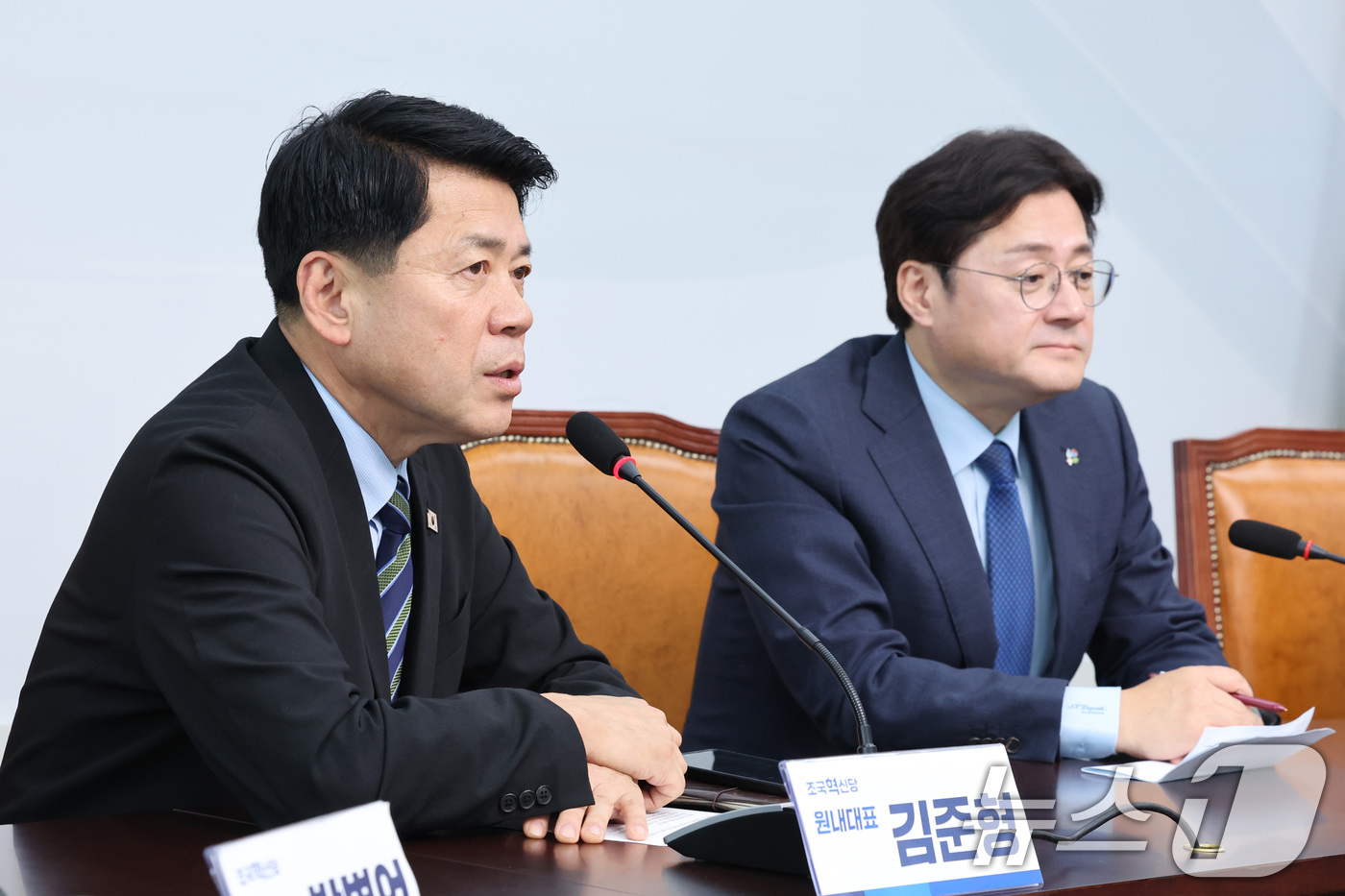 (서울=뉴스1) 신웅수 기자 = 김준형 조국혁신당 원내대표가 22일 서울 여의도 국회에서 홍익표 청와대 대통령비서실 정무수석을 접견하며 인사말을 하고 있다. 2026.6.22/뉴스 …