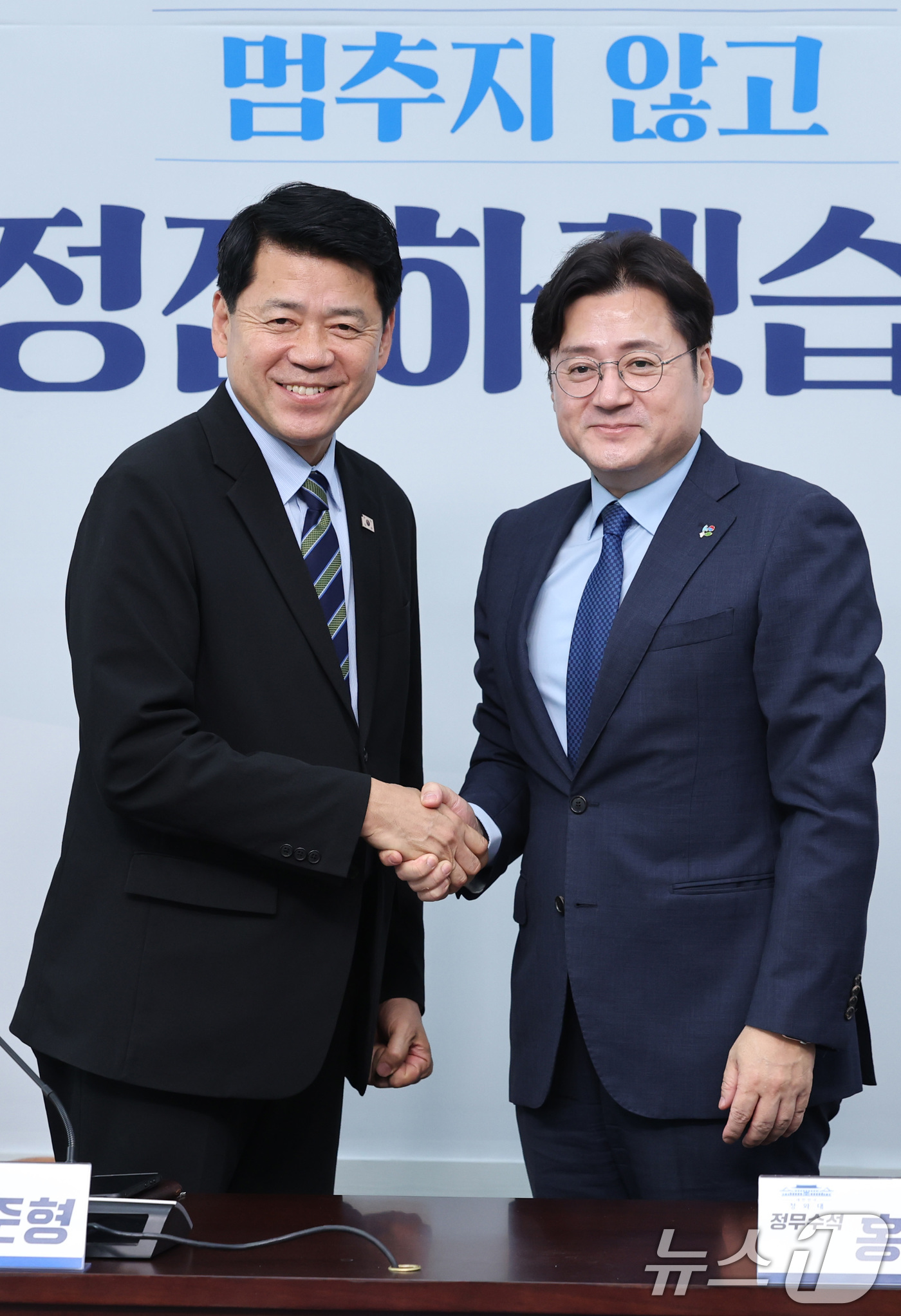 (서울=뉴스1) 신웅수 기자 = 김준형 조국혁신당 원내대표가 22일 서울 여의도 국회에서 홍익표 청와대 대통령비서실 정무수석을 접견하며 인사하고 있다. 2026.6.22/뉴스1