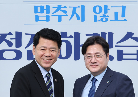 인사하는 김준형 원내대표·홍익표 정무수석