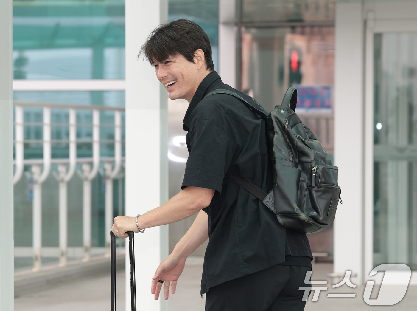 (인천공항=뉴스1) 권현진 기자 = 배우 리키 김이 22일 오전 해외 일정을 위해 인천국제공항을 통해 출국하며 미소를 짓고 있다. 2026.6.22/뉴스1