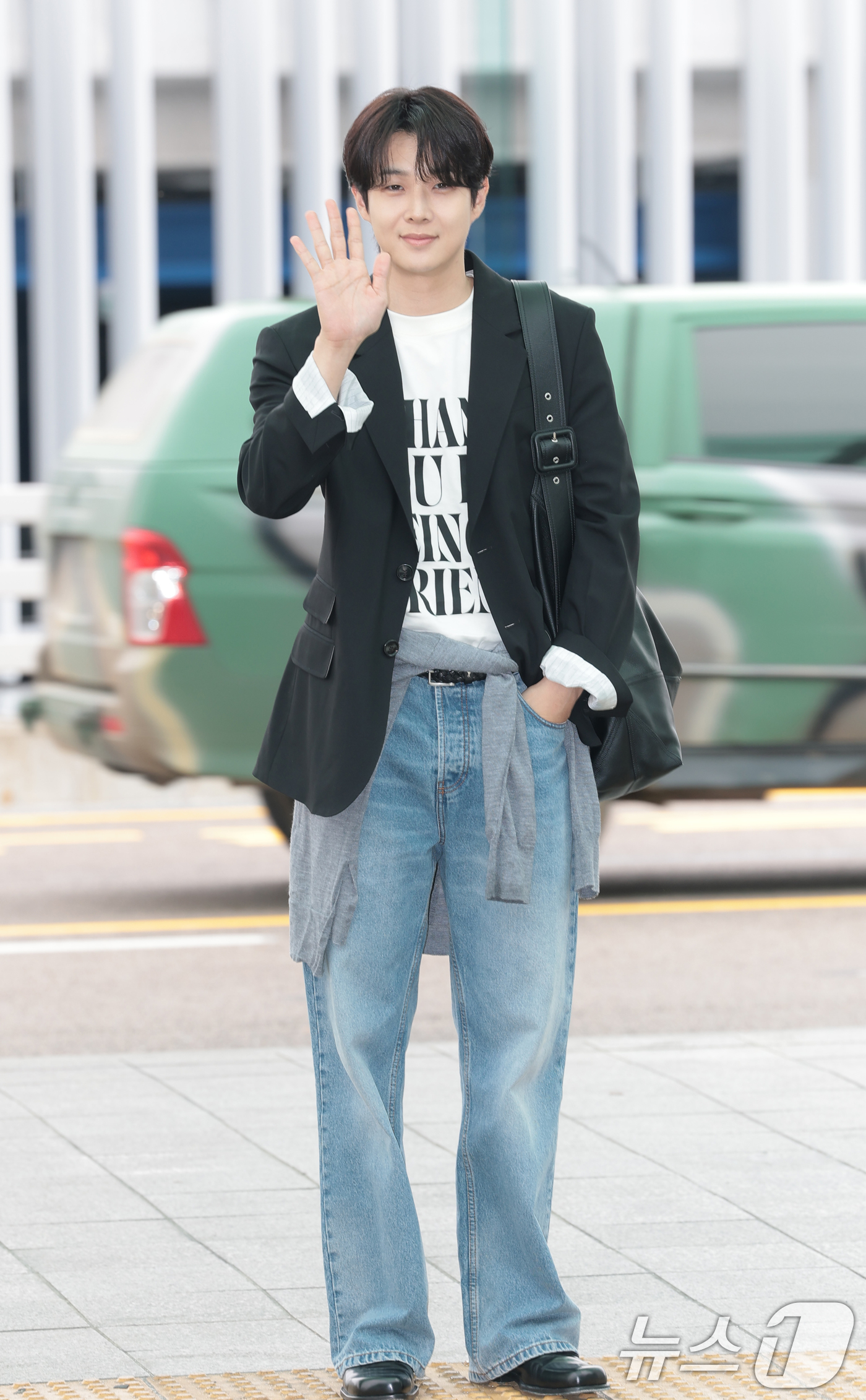 (인천공항=뉴스1) 권현진 기자 = 배우 최우식이 22일 오전 해외 일정을 위해 인천국제공항을 통해 프랑스로 출국하고 있다. 2026.6.22/뉴스1