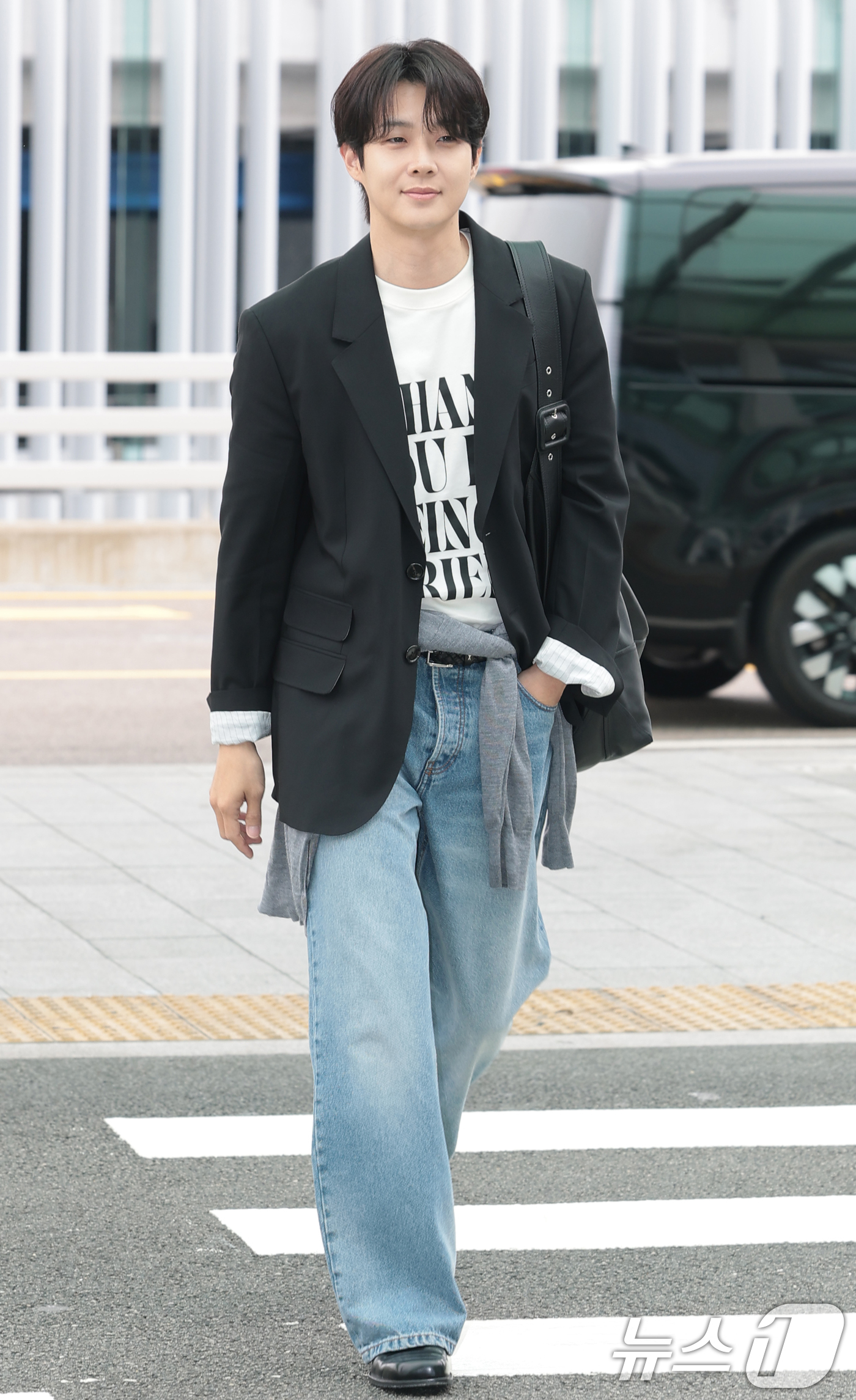 (인천공항=뉴스1) 권현진 기자 = 배우 최우식이 22일 오전 해외 일정을 위해 인천국제공항을 통해 프랑스로 출국하고 있다. 2026.6.22/뉴스1