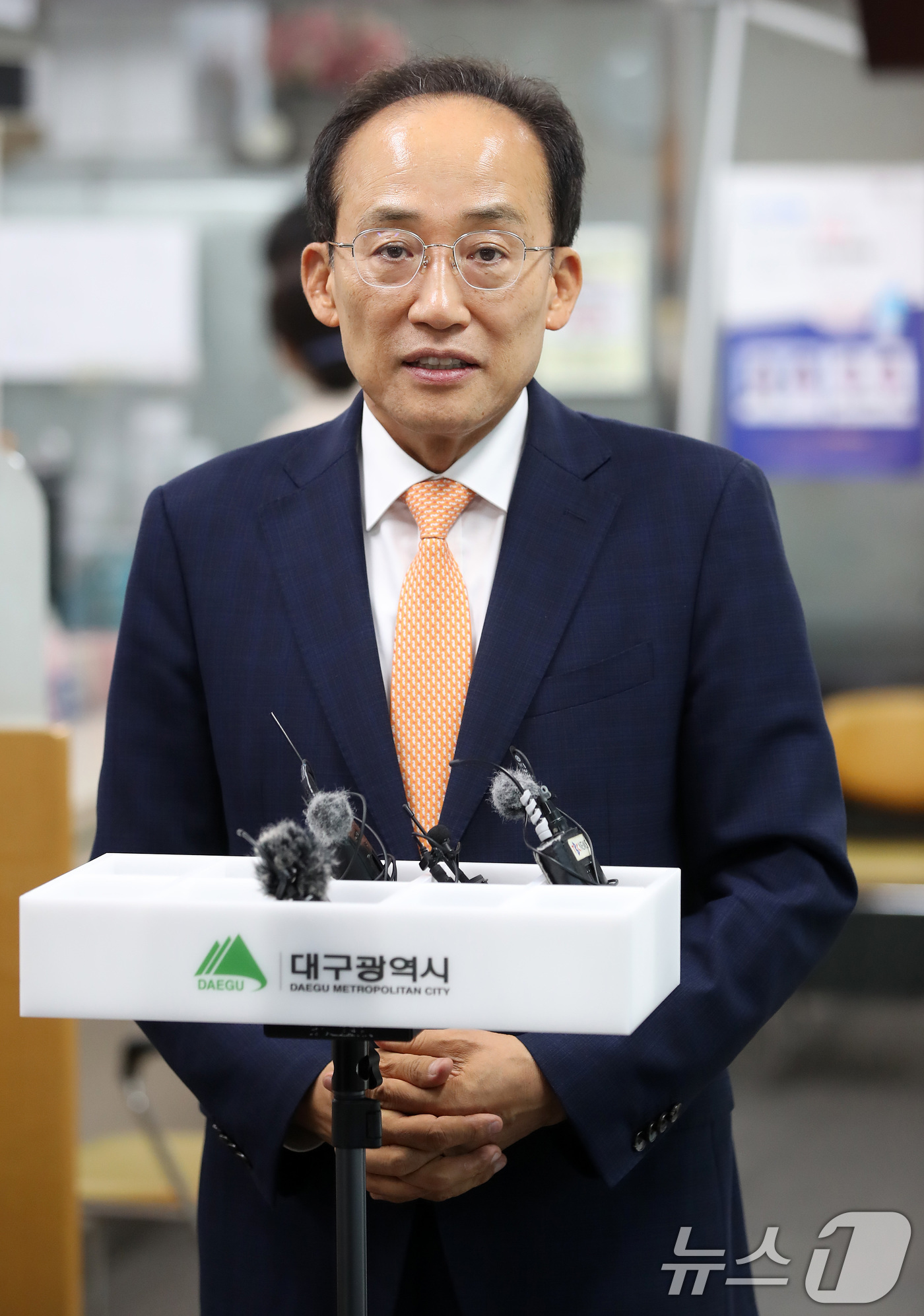 (대구=뉴스1) 공정식 기자 = 추경호 대구시장 당선인이 22일 오후 대구 북구 침산2동 행정복지센터를 찾아 전입신고를 마친 뒤 소감을 밝히고 있다. 2026.6.22/뉴스1