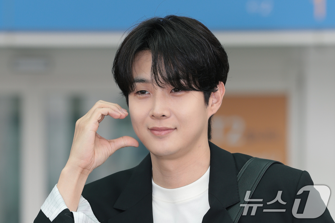 (인천공항=뉴스1) 권현진 기자 = 배우 최우식이 22일 오전 해외 일정을 위해 인천국제공항을 통해 프랑스로 출국하고 있다. 2026.6.22/뉴스1