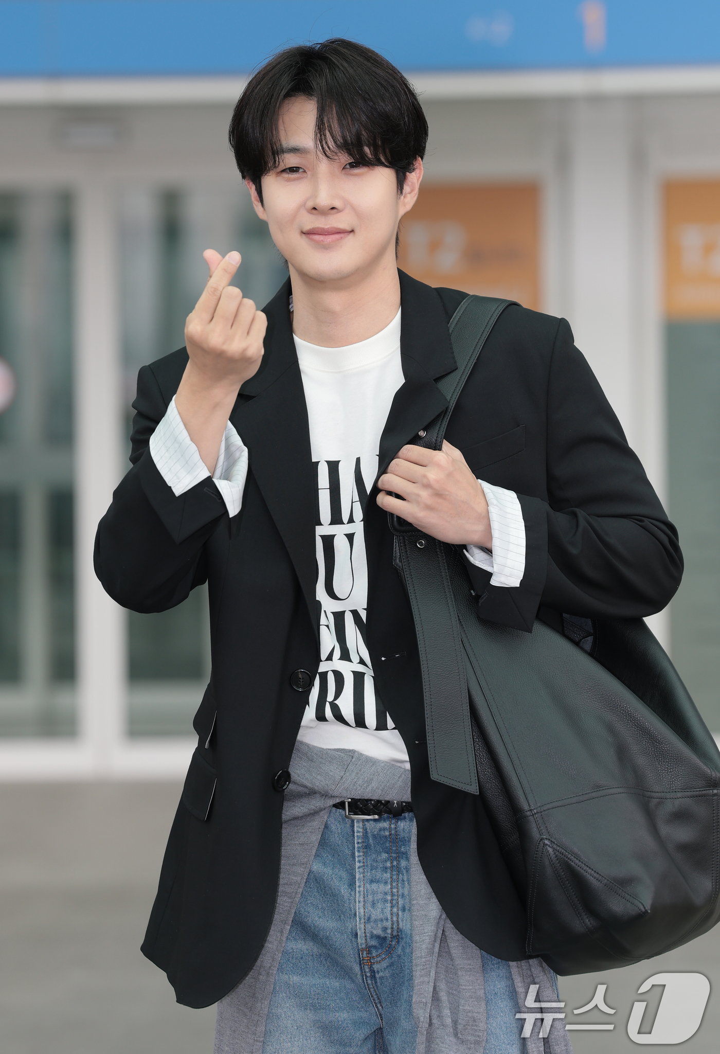 (인천공항=뉴스1) 권현진 기자 = 배우 최우식이 22일 오전 해외 일정을 위해 인천국제공항을 통해 프랑스로 출국하기 전 인사를 하고 있다. 2026.6.22/뉴스1