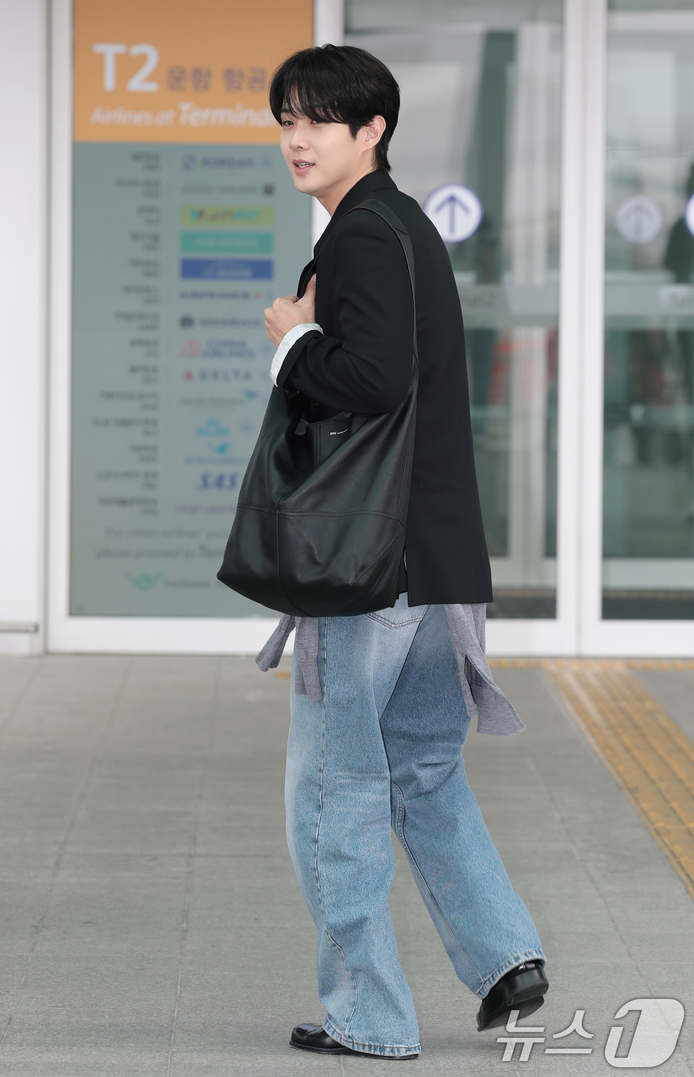 (인천공항=뉴스1) 권현진 기자 = 배우 최우식이 22일 오전 해외 일정을 위해 인천국제공항을 통해 프랑스로 출국하기 전 인사를 하고 있다. 2026.6.22/뉴스1