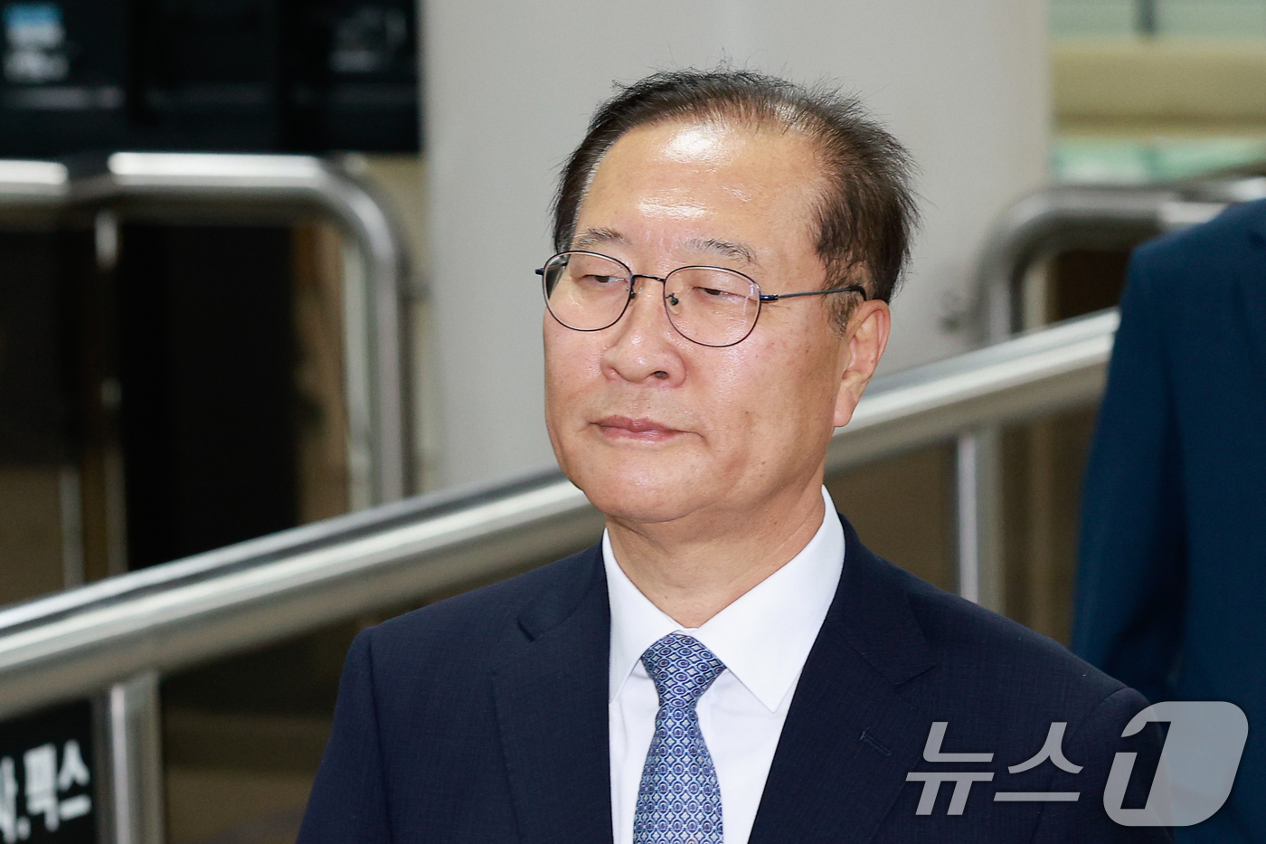 (서울=뉴스1) 안은나 기자 = 박성재 전 법무부 장관이 22일 오후 서울 서초구 중앙지방법원에서 열린 내란중요임무종사, 청탁금지법 위반 등 혐의 1심 선고 공판에 출석하고 있다. …
