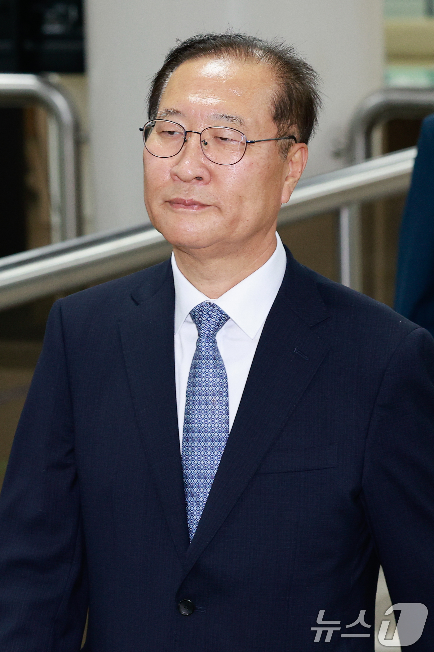 (서울=뉴스1) 안은나 기자 = 박성재 전 법무부 장관이 22일 오후 서울 서초구 중앙지방법원에서 열린 내란중요임무종사, 청탁금지법 위반 등 혐의 1심 선고 공판에 출석하고 있다. …