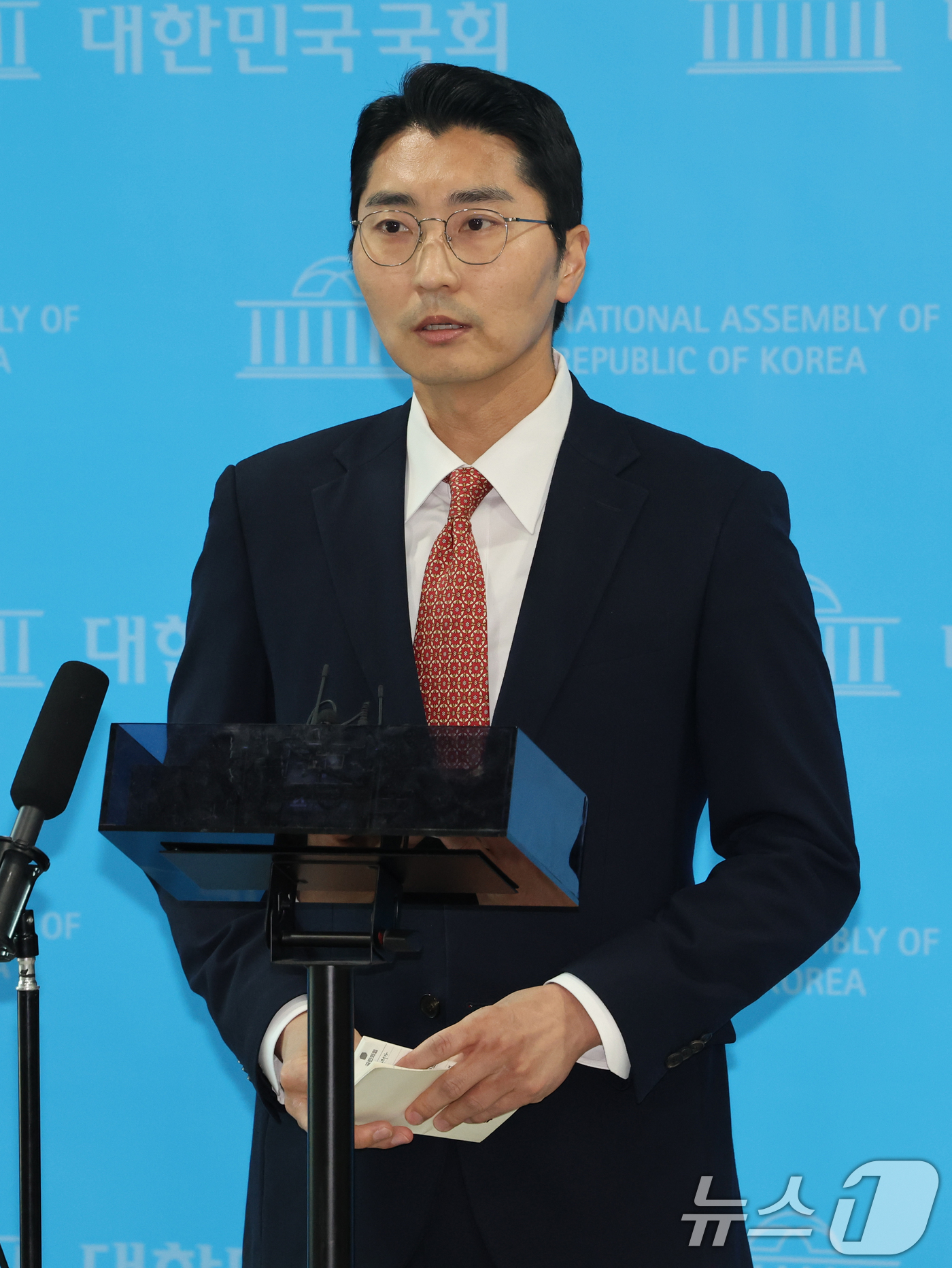 (서울=뉴스1) 황기선 기자 = 박준태 국민의힘 당 대표 비서실장이 22일 오후 서울 여의도 국회 소통관에서 장동혁 대표의 건강상태 관련 브리핑을 하고 있다. 2026.6.22/뉴 …