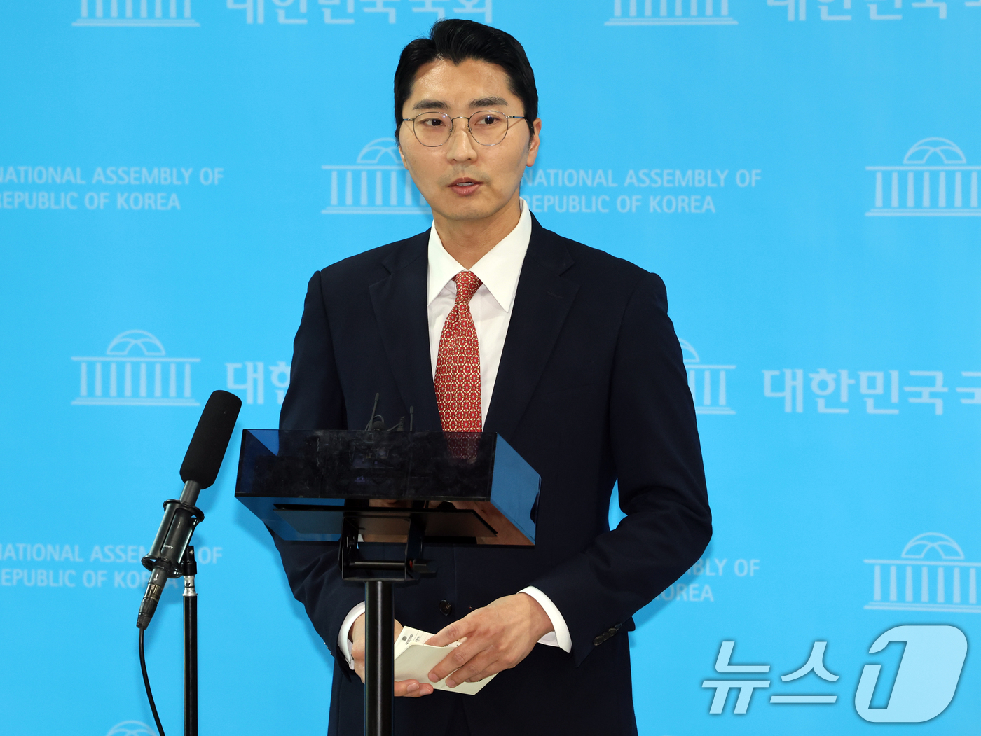 (서울=뉴스1) 황기선 기자 = 박준태 국민의힘 당 대표 비서실장이 22일 오후 서울 여의도 국회 소통관에서 장동혁 대표의 건강상태 관련 브리핑을 하고 있다. 2026.6.22/뉴 …