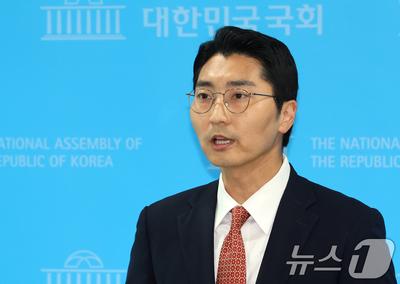 (서울=뉴스1) 황기선 기자 = 박준태 국민의힘 당 대표 비서실장이 22일 오후 서울 여의도 국회 소통관에서 장동혁 대표의 건강상태 관련 브리핑을 하고 있다. 2026.6.22/뉴 …
