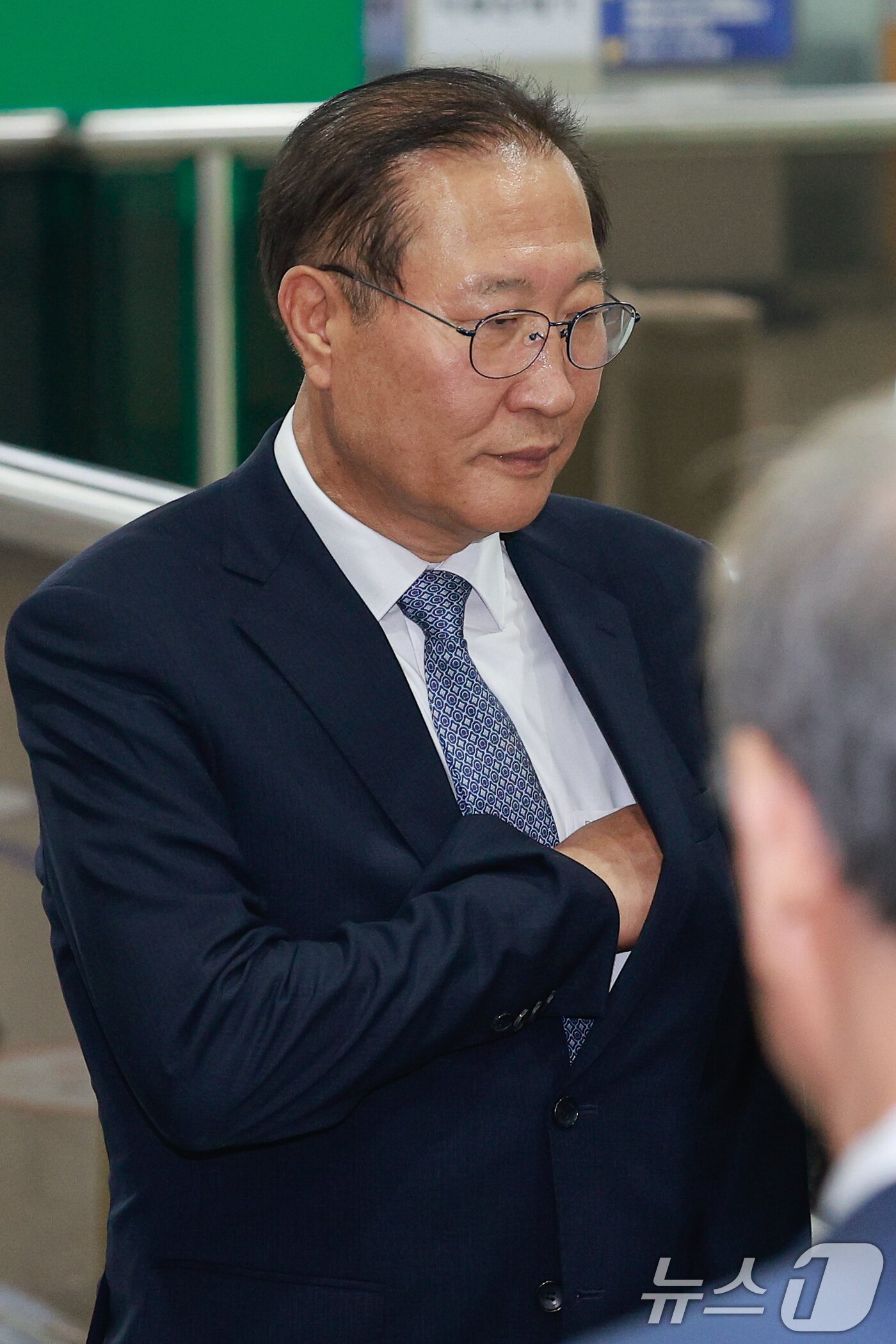 본문 이미지 - 박성재 전 법무부 장관이 22일 오후 서울 서초구 중앙지방법원에서 열린 내란중요임무종사, 청탁금지법 위반 등 혐의 1심 선고 공판에 출석하고 있다. 2026.6.22 ⓒ 뉴스1 안은나 기자