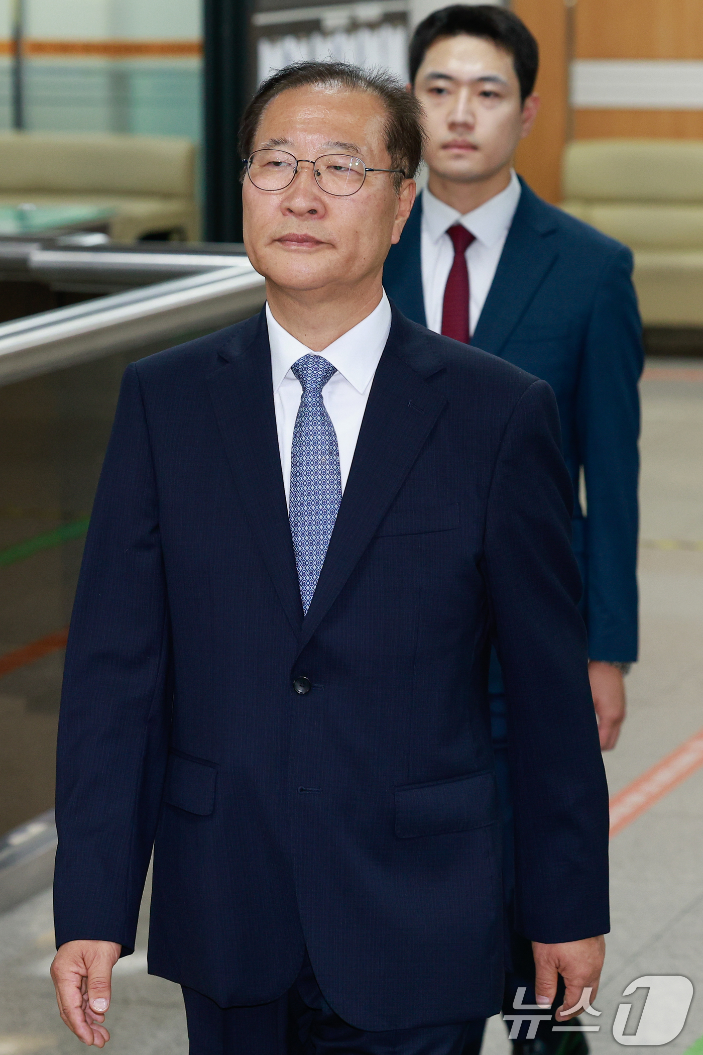 (서울=뉴스1) 안은나 기자 = 박성재 전 법무부 장관이 22일 오후 서울 서초구 중앙지방법원에서 열린 내란중요임무종사, 청탁금지법 위반 등 혐의 1심 선고 공판에 출석하고 있다. …