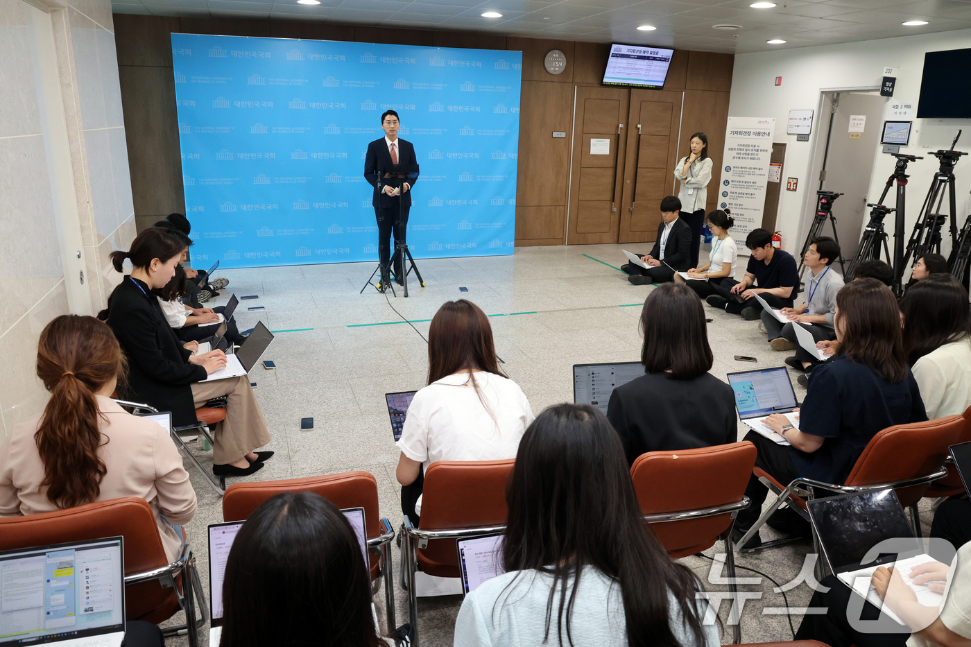 (서울=뉴스1) 황기선 기자 = 박준태 국민의힘 당 대표 비서실장이 22일 오후 서울 여의도 국회 소통관에서 장동혁 대표의 건강상태 관련 브리핑을 하고 있다. 2026.6.22/뉴 …
