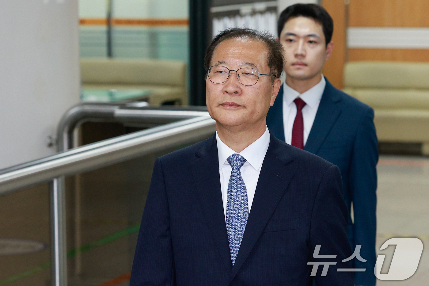 (서울=뉴스1) 안은나 기자 = 박성재 전 법무부 장관이 22일 오후 서울 서초구 중앙지방법원에서 열린 내란중요임무종사, 청탁금지법 위반 등 혐의 1심 선고 공판에 출석하고 있다. …