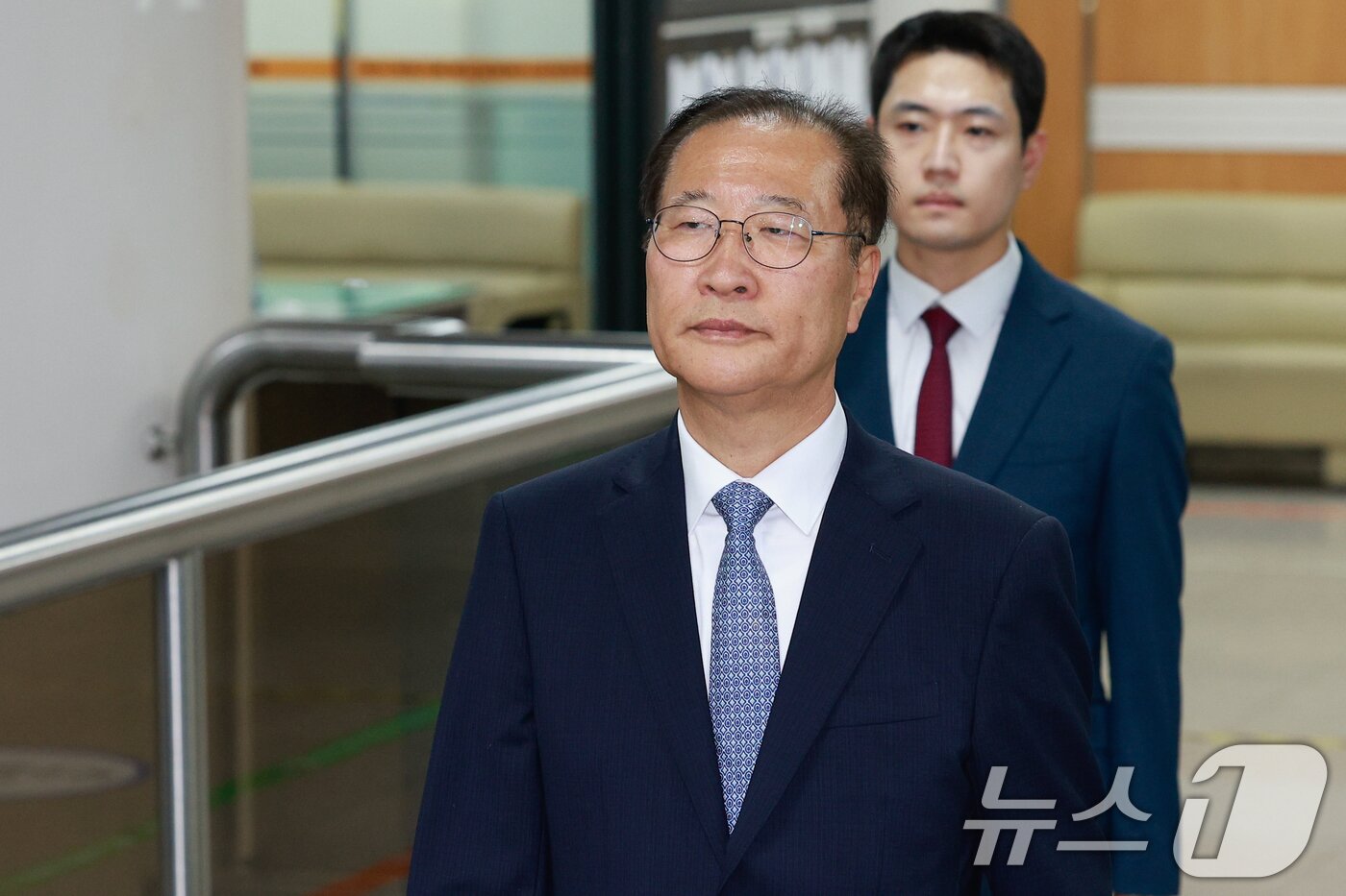 본문 이미지 - 박성재 전 법무부 장관이 22일 오후 서울 서초구 중앙지방법원에서 열린 내란중요임무종사, 청탁금지법 위반 등 혐의 1심 선고 공판에 출석하고 있다. 2026.6.22 ⓒ 뉴스1 안은나 기자