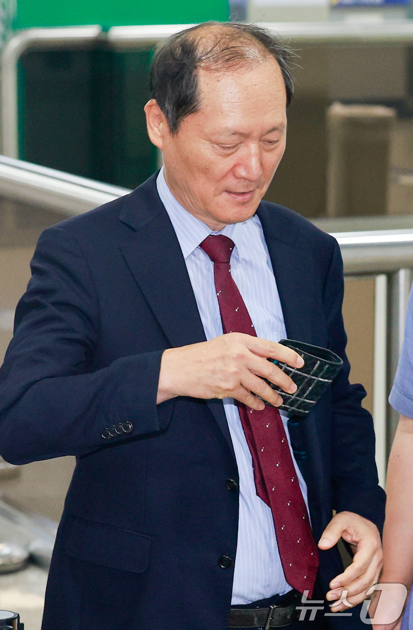 (서울=뉴스1) 안은나 기자 = 이완규 전 법제처장이 22일 오후 서울 서초구 중앙지방법원에서 열린 국회증언감정법 위반 혐의 1심 선고 공판에 출석하고 있다.이 전 처장은 국회 법 …