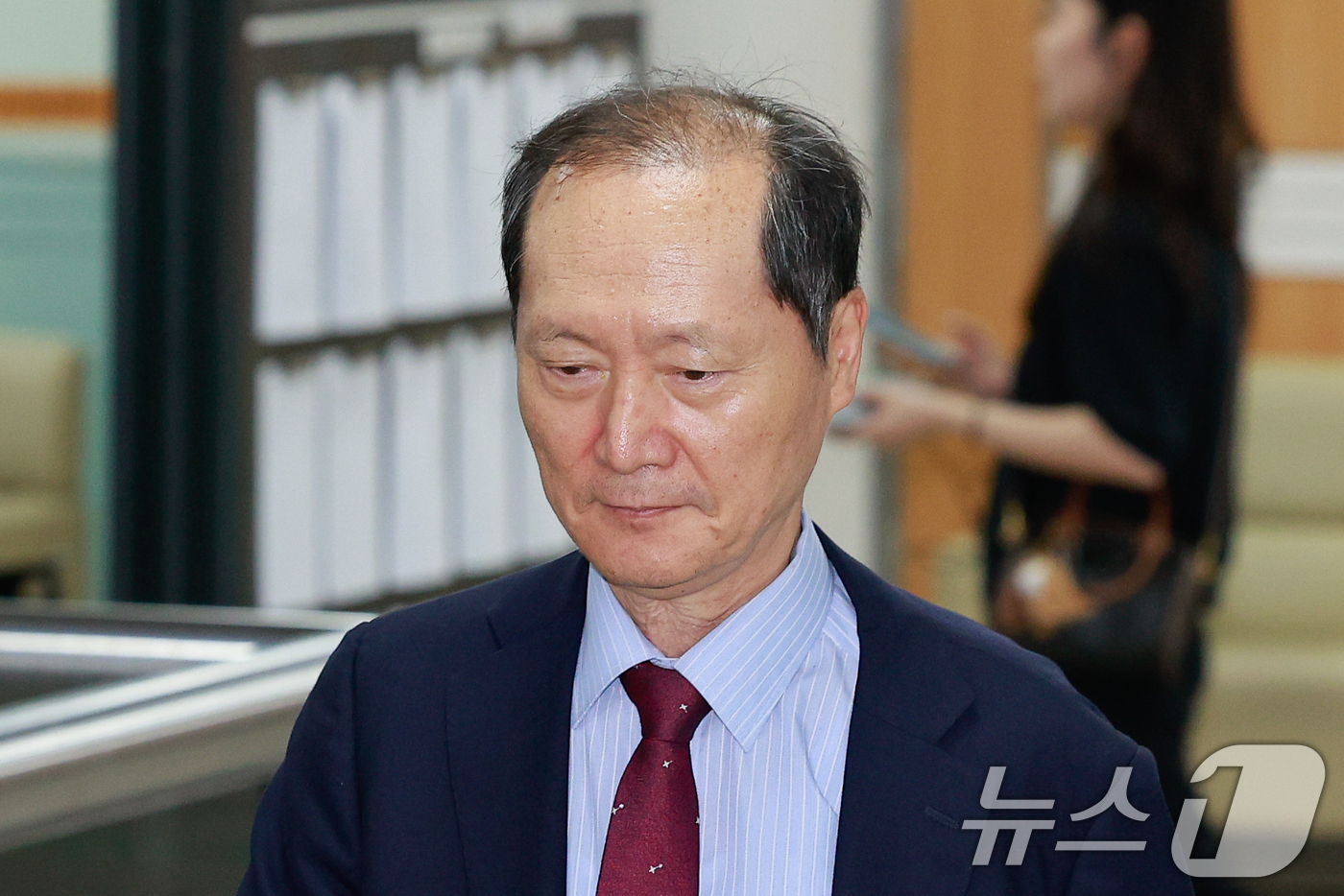 (서울=뉴스1) 안은나 기자 = 이완규 전 법제처장이 22일 오후 서울 서초구 중앙지방법원에서 열린 국회증언감정법 위반 혐의 1심 선고 공판에 출석하고 있다.이 전 처장은 국회 법 …