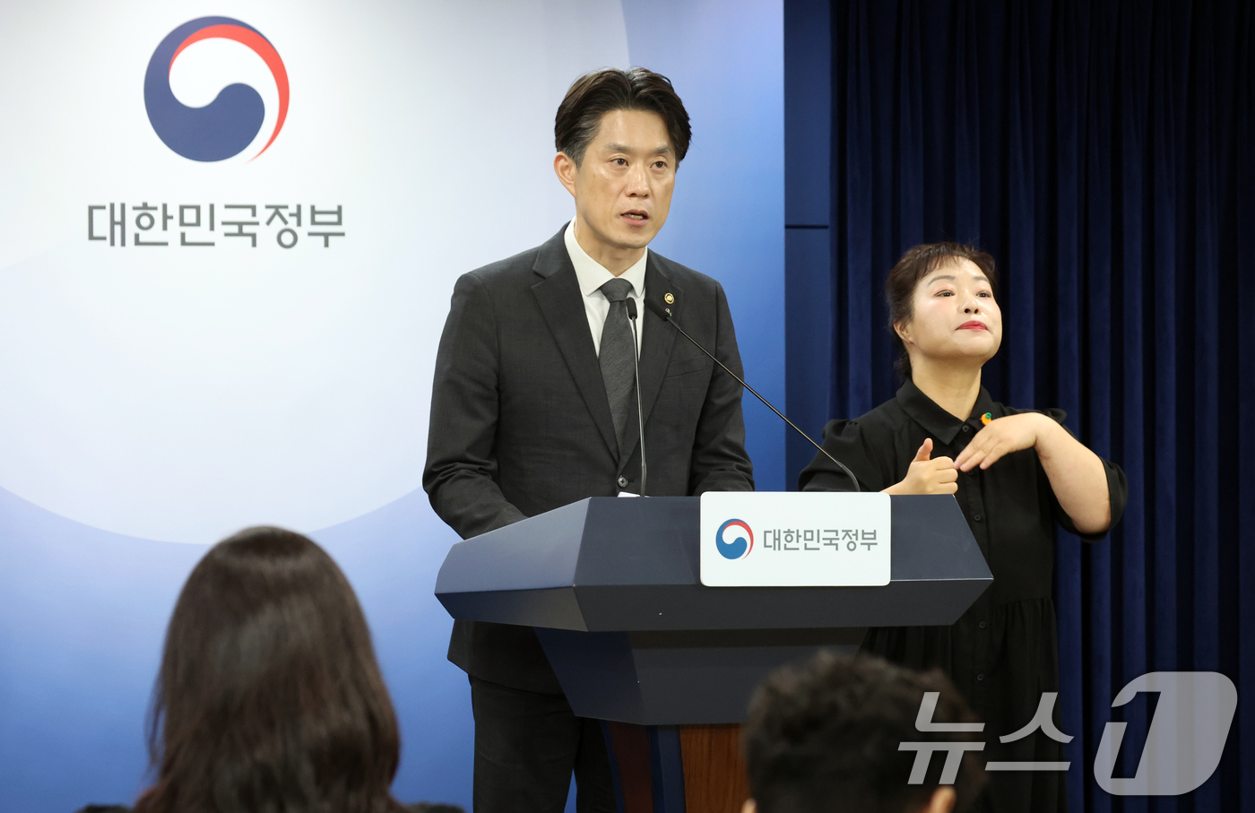 (서울=뉴스1) 김명섭 기자 = 노용석 중소벤처기업부 제1차관이 22일 오후 서울 종로구 세종대로 정부서울청사에서 '모두의 창업’ 진행 현황 및 향후 운영 방향 브리핑을 하고 있다 …