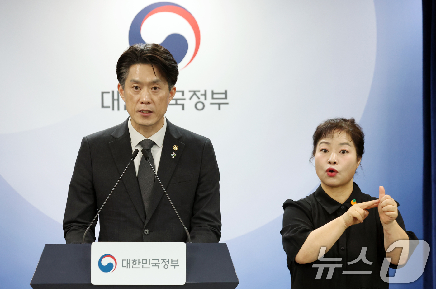 (서울=뉴스1) 김명섭 기자 = 노용석 중소벤처기업부 제1차관이 22일 오후 서울 종로구 세종대로 정부서울청사에서 '모두의 창업’ 진행 현황 및 향후 운영 방향 브리핑을 하고 있다 …