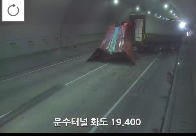 고속도로 터널서 고장 트럭 뒤 '쾅'…14톤 트럭 운전자 중상(종합)