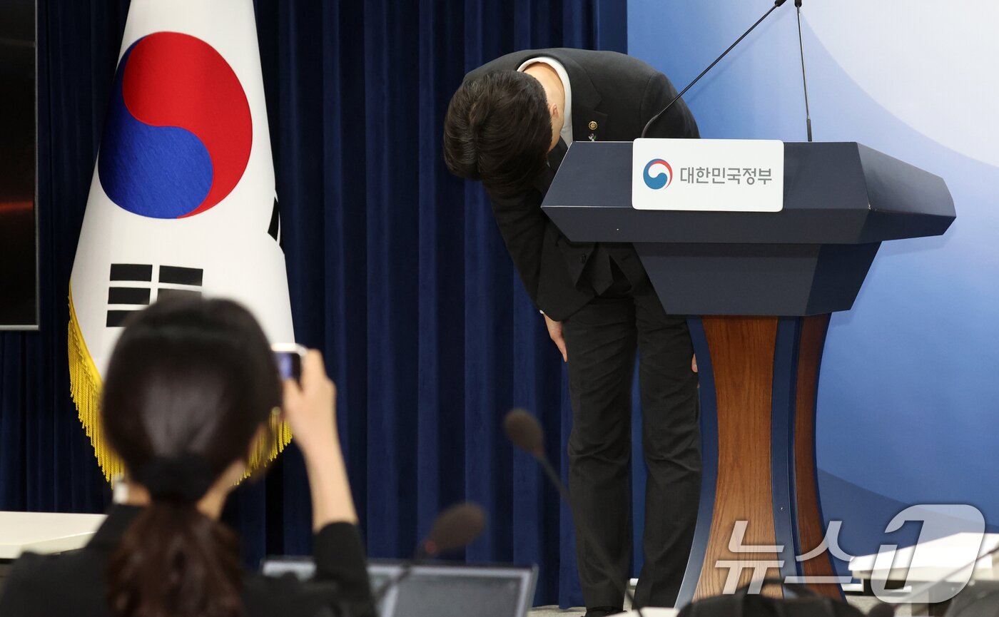 본문 이미지 - 노용석 중소벤처기업부 제1차관이 22일 오후 서울 종로구 세종대로 정부서울청사에서 '모두의 창업’ 진행 현황 및 향후 운영 방향 브리핑에 앞서 사과를 하고 있다. 2026.6.22 ⓒ 뉴스1 김명섭 기자