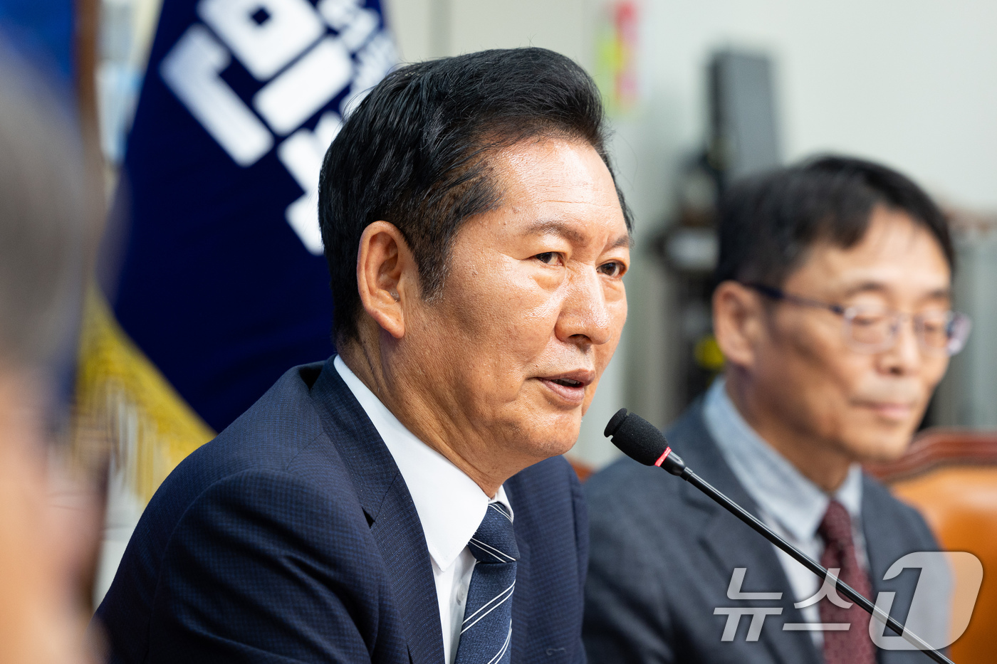 (서울=뉴스1) 유승관 기자 = 정청래 더불어민주당 대표가 22일 서울 여의도 국회에서 열린 더불어민주당 한반도평화신전략위원회 주최 긴급 국제정세 토론회 '격동하는 2026 이란 …