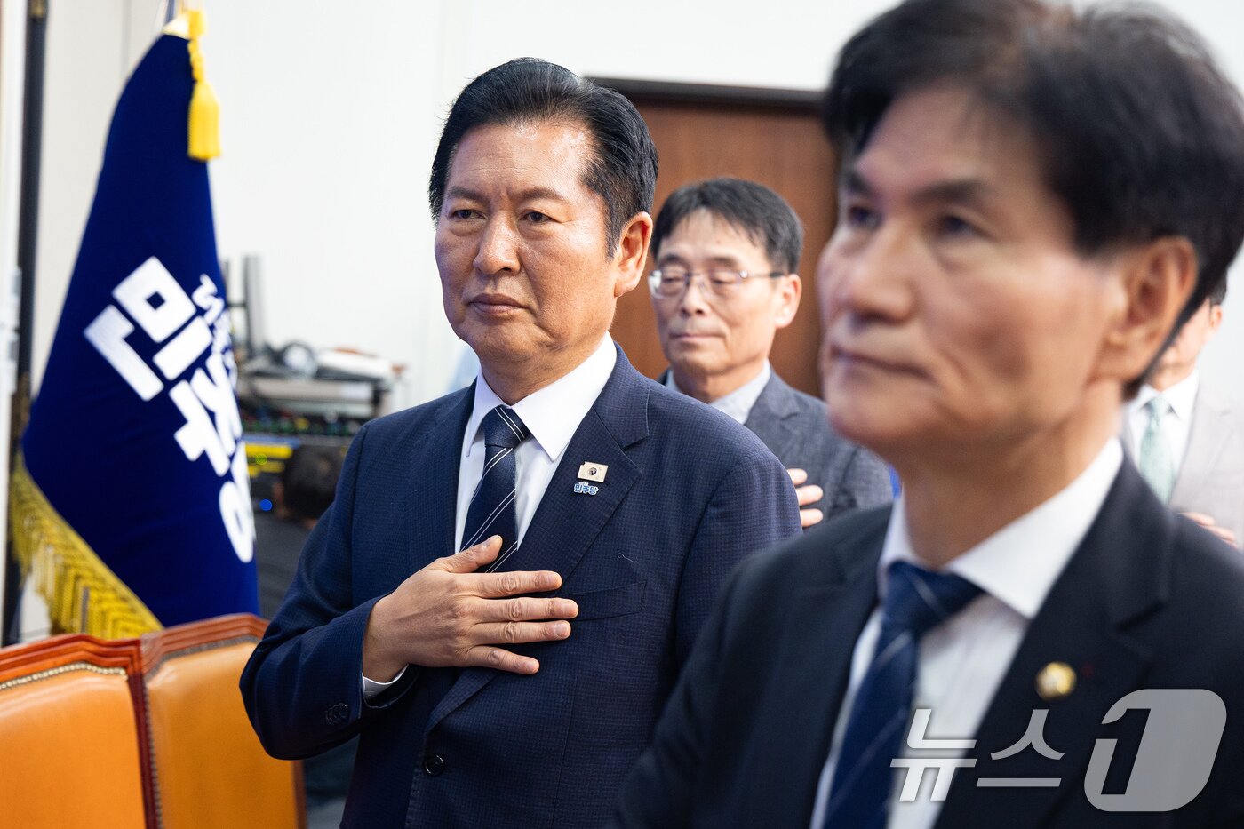 본문 이미지 - 정청래 더불어민주당 대표를 비롯한 참석자들이 22일 서울 여의도 국회에서 열린 더불어민주당 한반도평화신전략위원회 주최 긴급 국제정세 토론회 '격동하는 2026 이란 전쟁, 북중정상회담 그리고 한반도'에서 국민의례를 하고 있다. 2026.6.22 ⓒ 뉴스1 유승관 기자