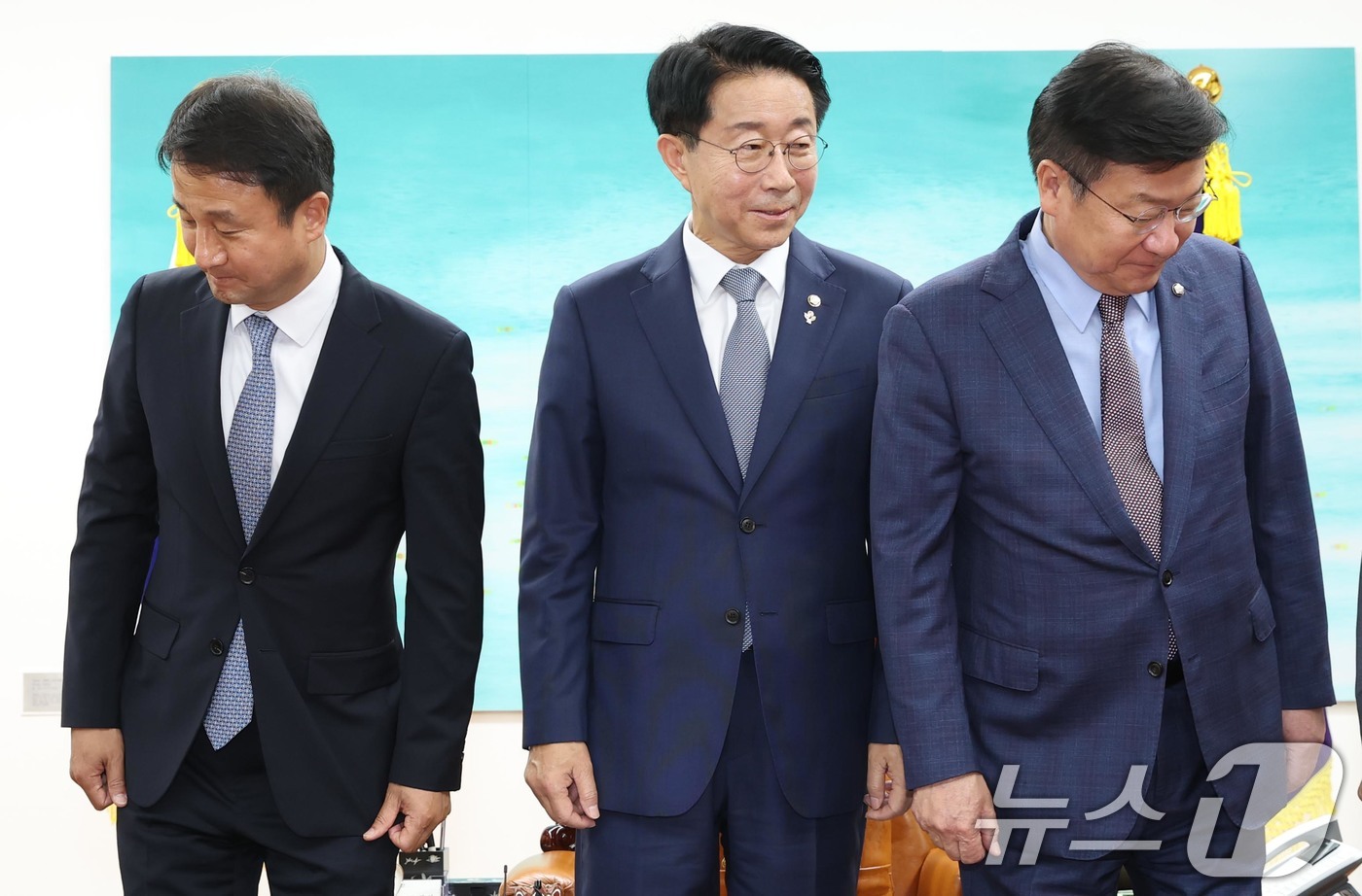 (서울=뉴스1) 신웅수 기자 = 조정식 국회의장(가운데)이 22일 서울 여의도 국회에서 열린 국회의장 주재 여야 원내대표 회동에서 기념 촬영 후 자리로 향하고 있다.왼쪽부터 한병도 …